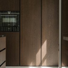 een donkere houten kast in een keuken