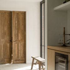 een kamer met twee dubbele deuren in een keuken