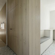 een kamer met een houten muur en een bank