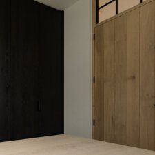 een houten kast met een zwarte deur