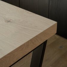 een close-up van de hoek van een houten tafel