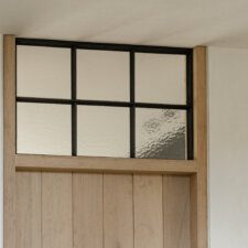 een houten deur met een glazen ruit aan de bovenkant