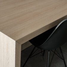 een stoel onder een houten tafel